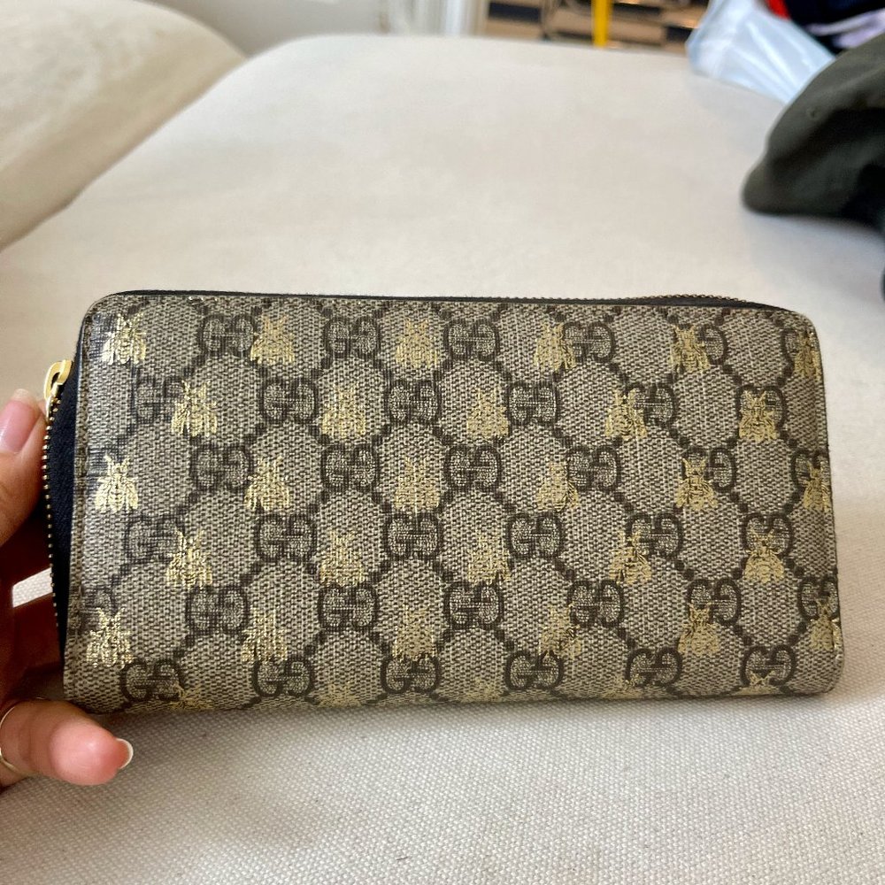 Gucci GG Supreme Bee Zip Canvas Wallet